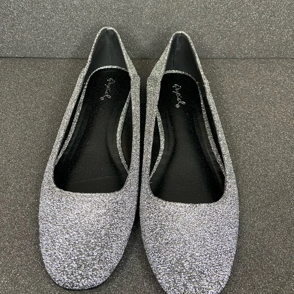 Qupid Women’s Moby-22 Pewter Stretch Lurex Flats Size 8.5 (W56)
New in box - Picture 2 of 7